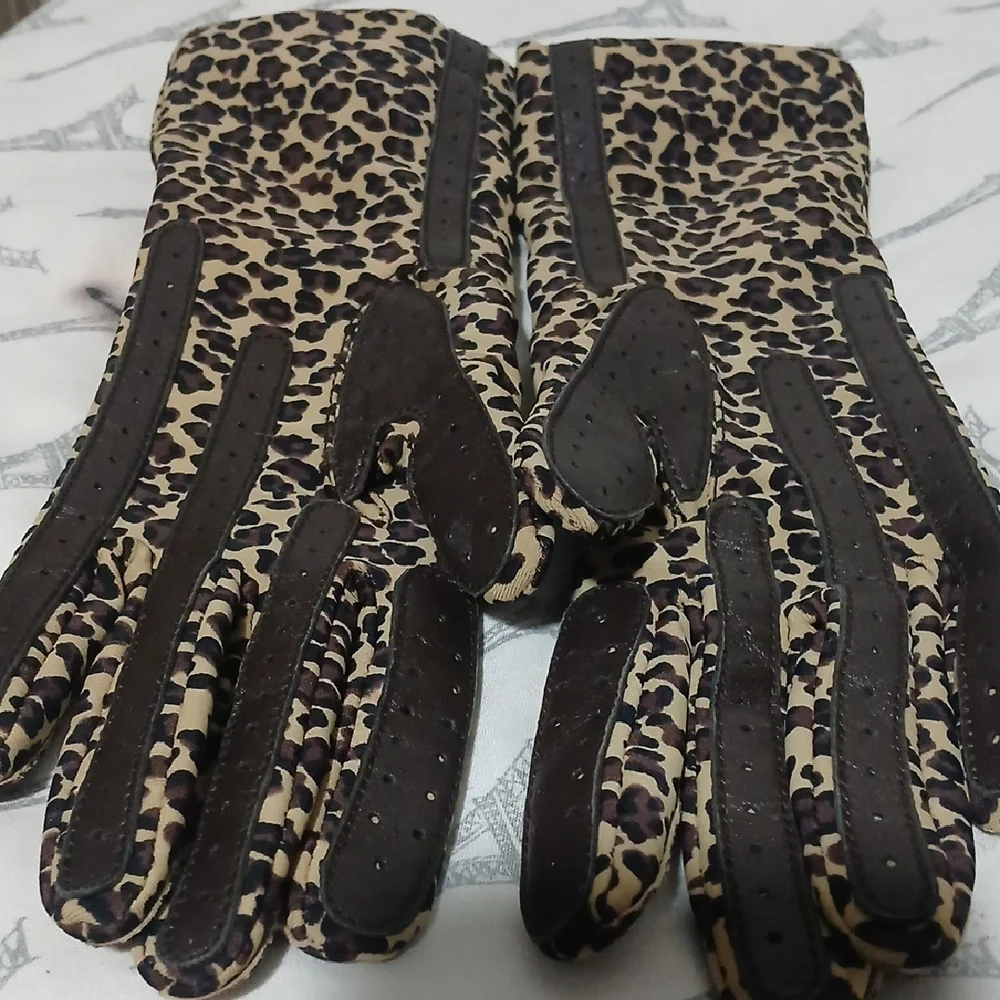 Isotoner Leopard Print Gloves with Brown Accents - Picture 6 of 6